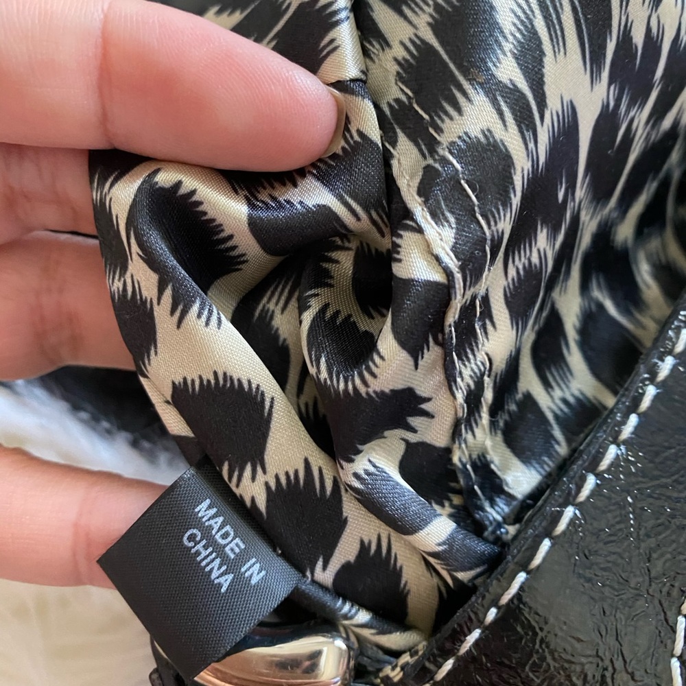 GUESS 💯% Authentic - Picture 12 of 13